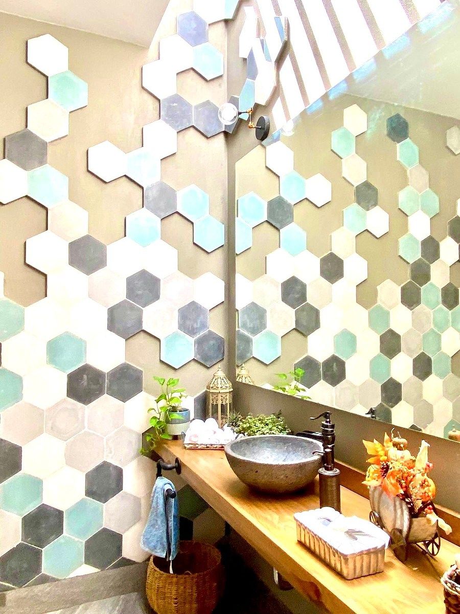 14 de 24: Baño con azulejos pintados a mano