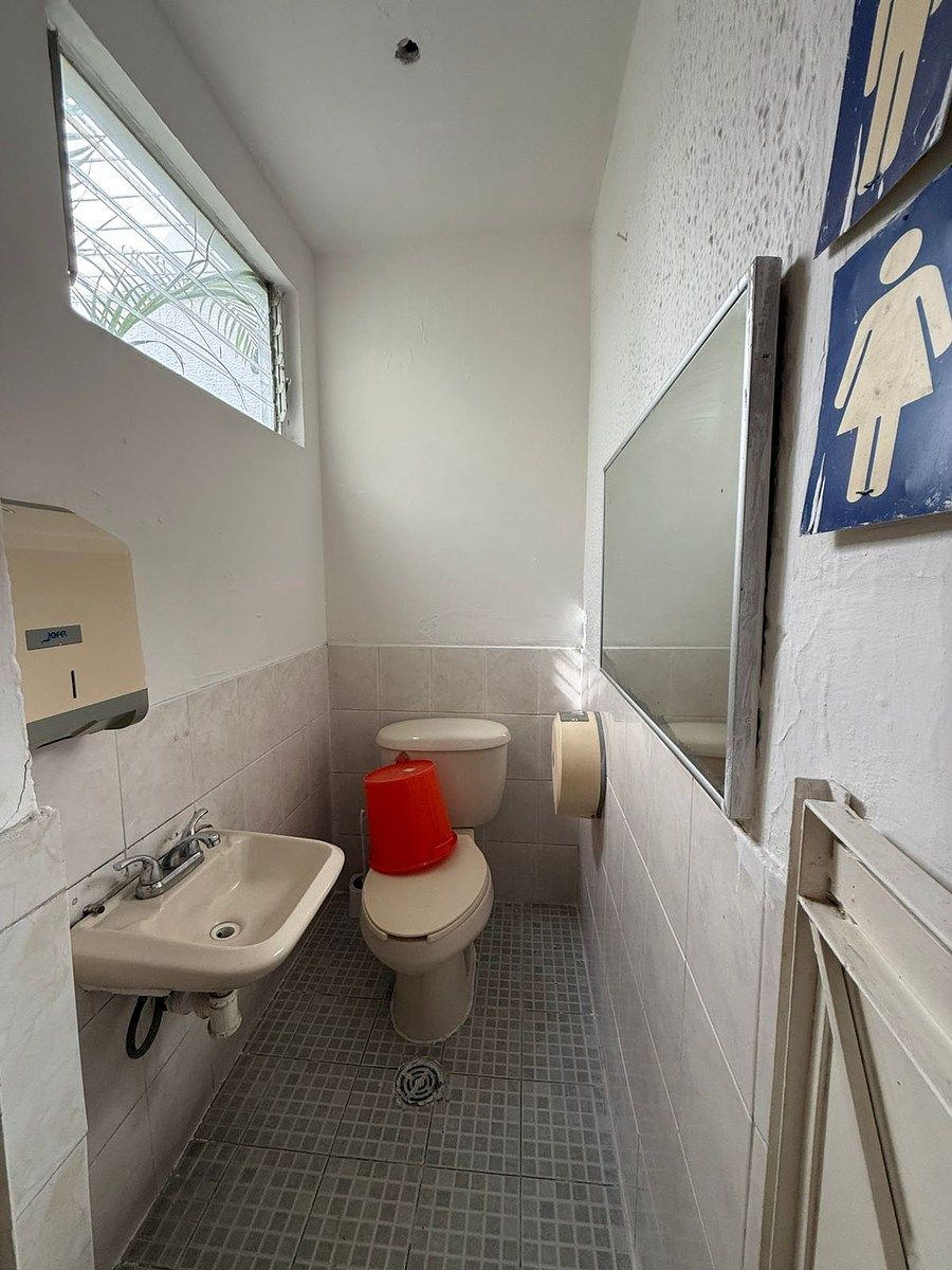 14 de 42: Baño Salón 1