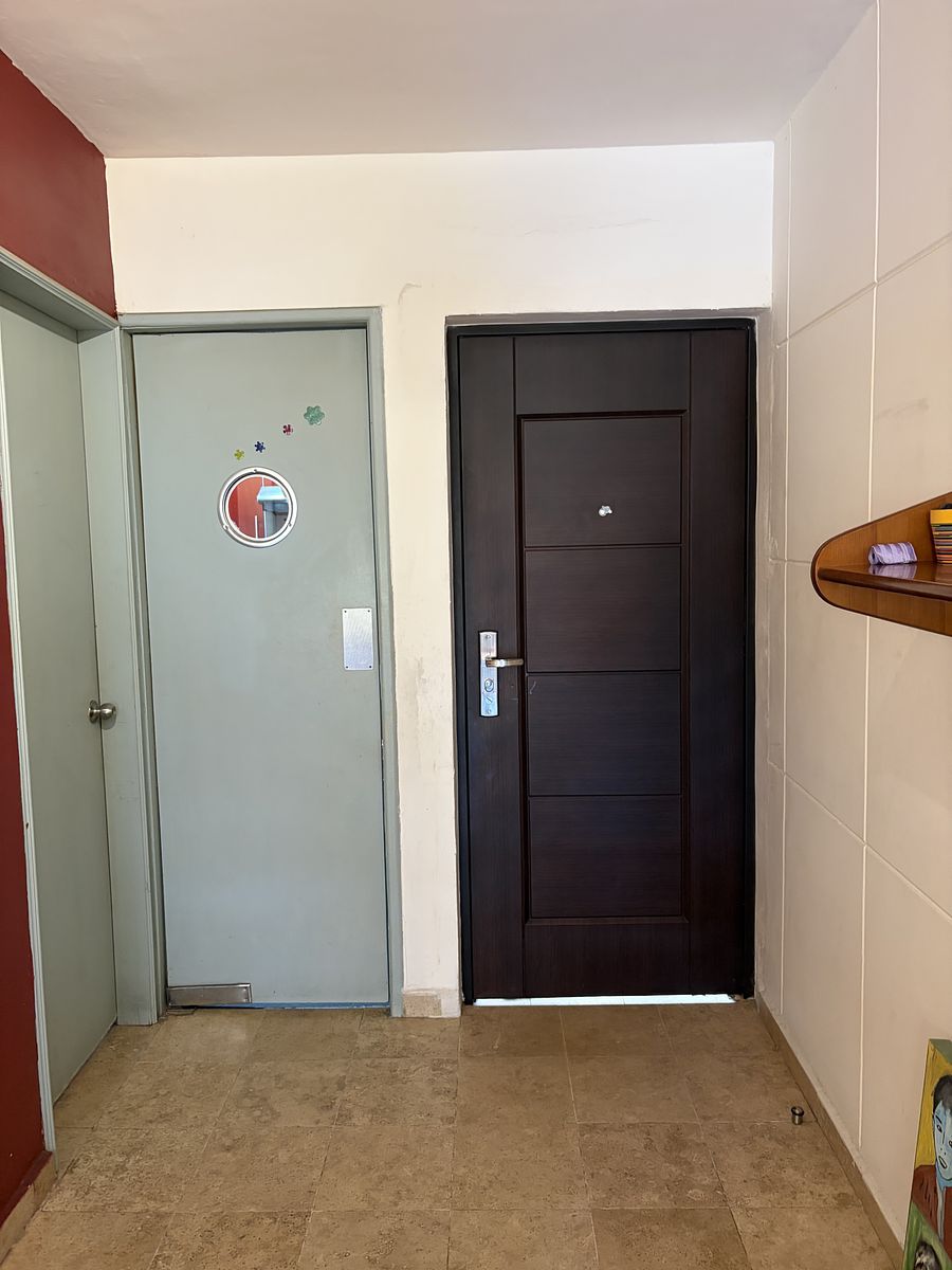 12 de 25: Cocina y puerta de entrada