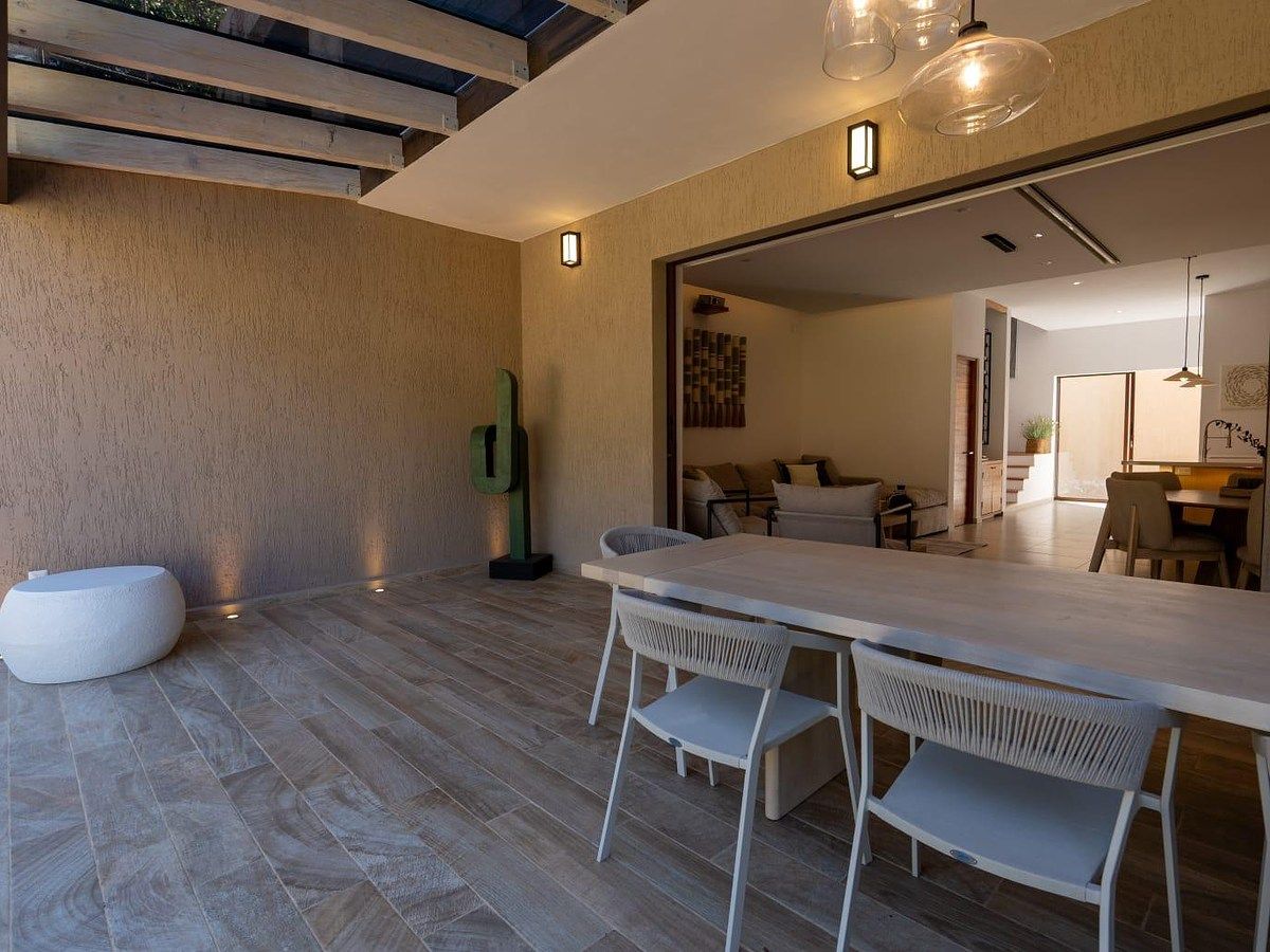 17 of 25: Terraza que se integra a área social casa