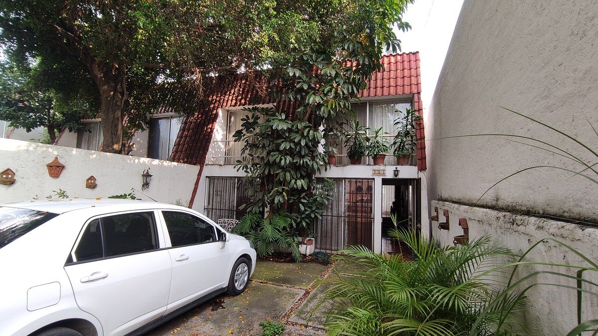 1 de 21: Fachada, patio delantero y estacionamiento.