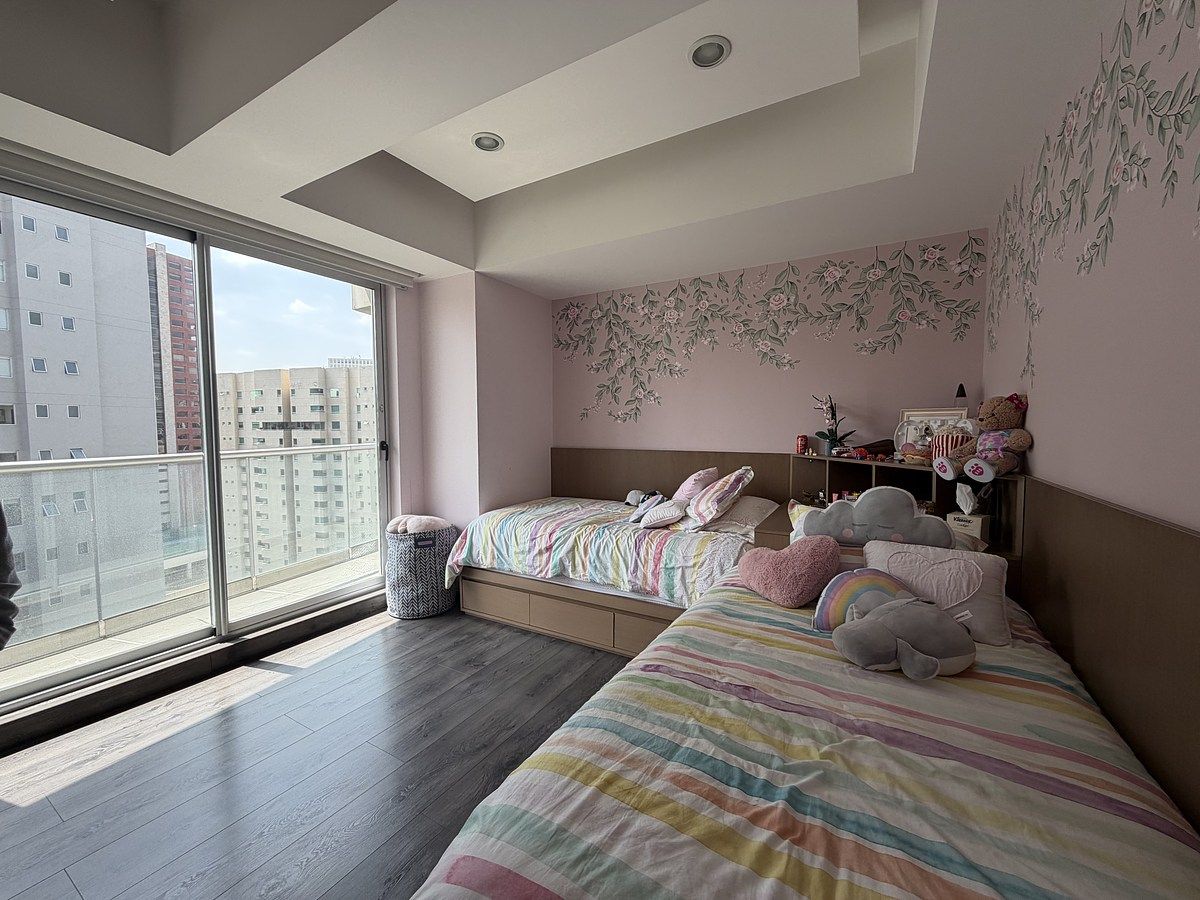 7 of 23: Rec. Secundaria con balcón