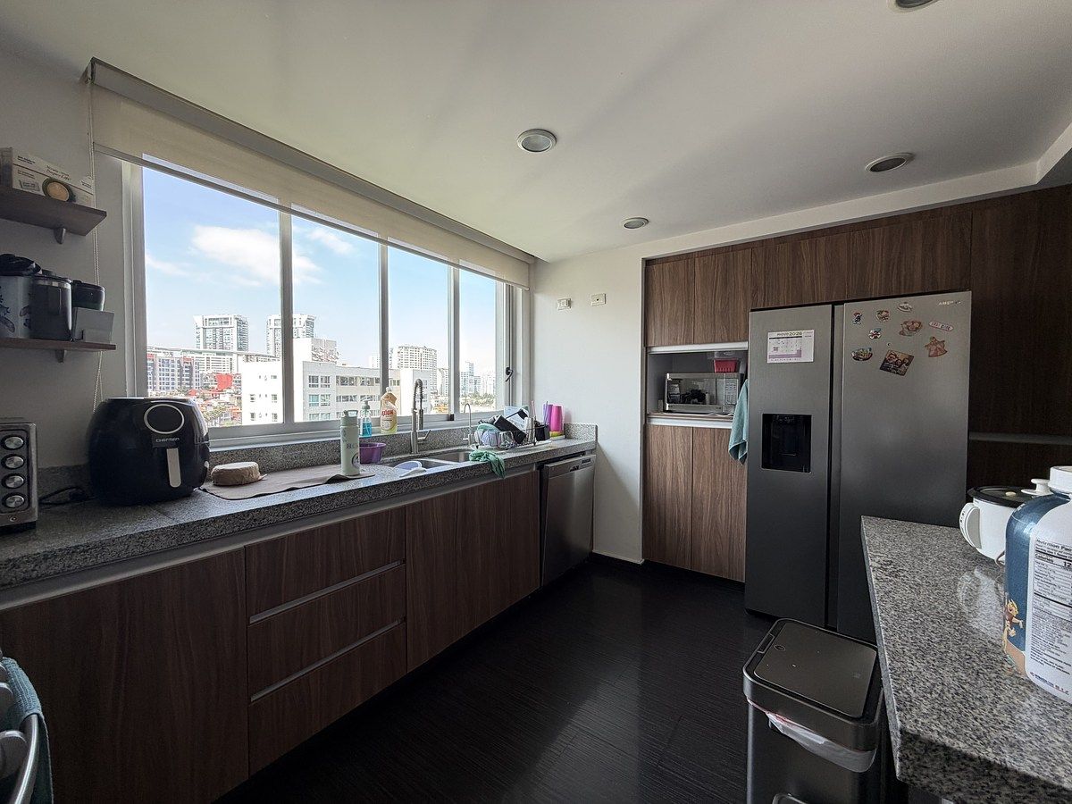 16 of 23: Cocina con barra de granito