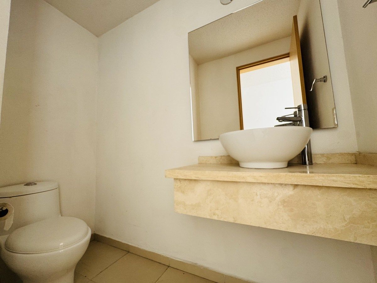 3 de 18: Baño de visitas