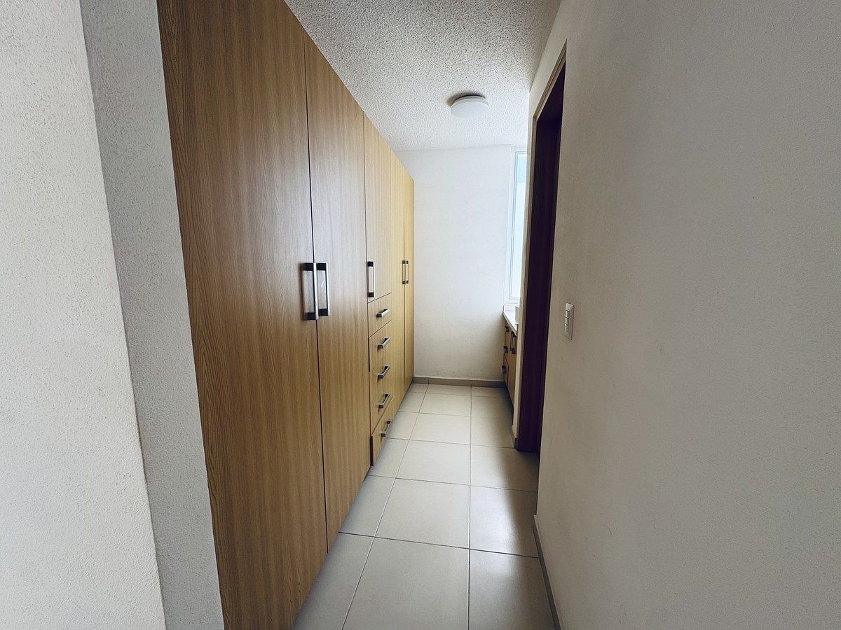 13 de 18: Vestidor de Recámara principal