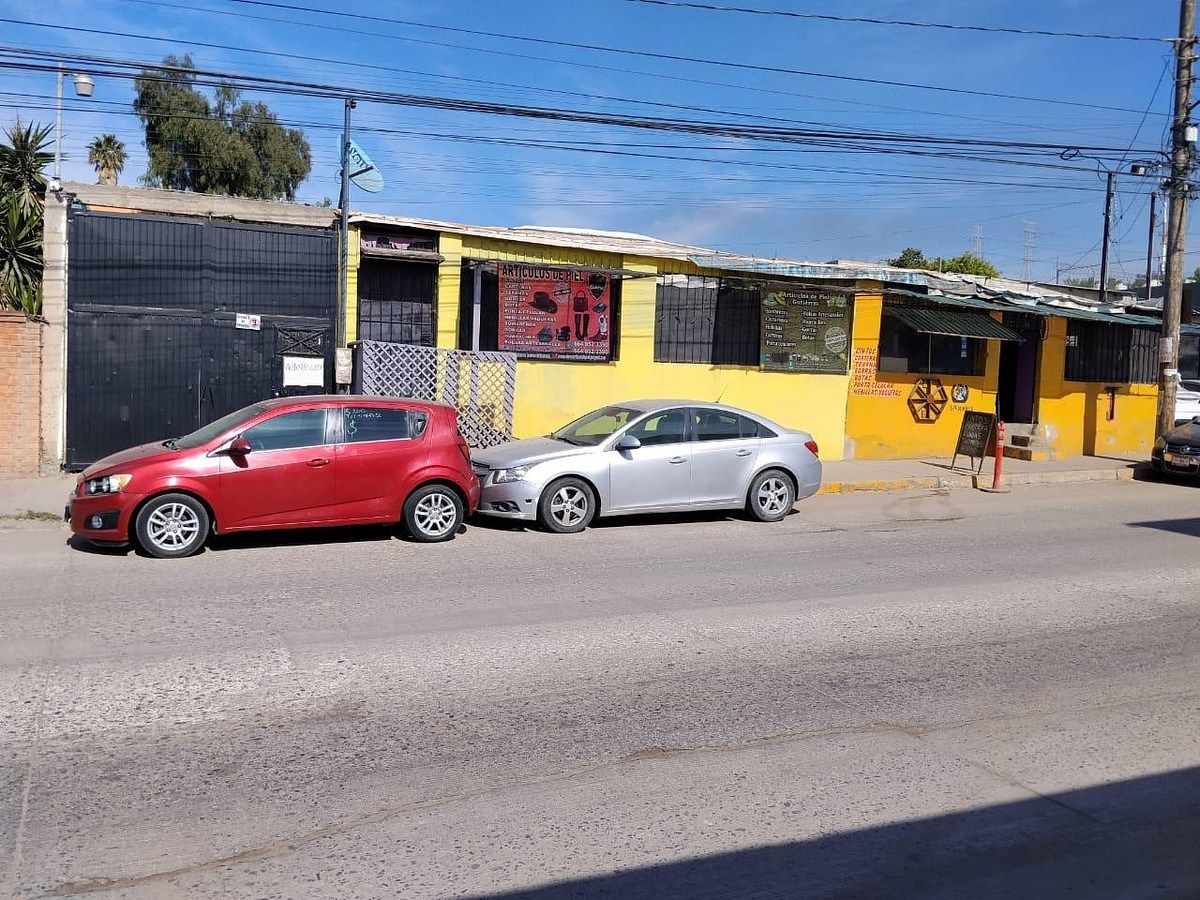 4 of 5: Frente avenida Lazaro Cardenas
