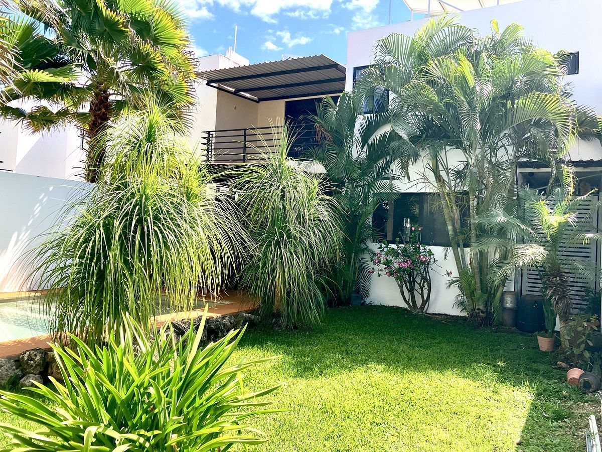 2 de 17: Casa con jardines