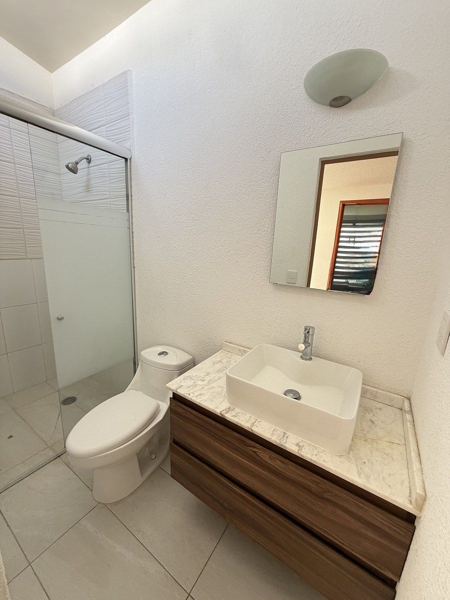 21 of 22: Baño independiente