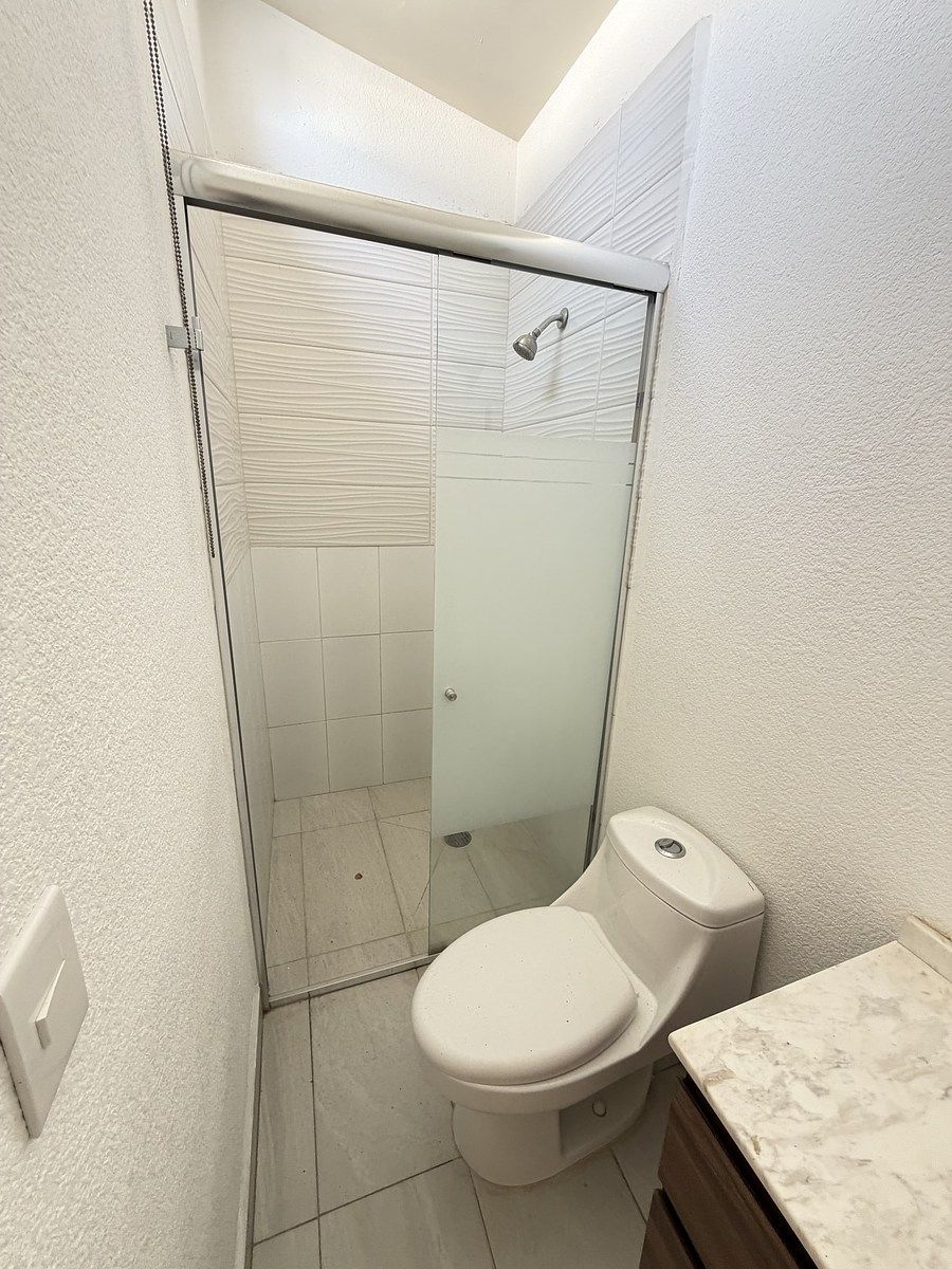 22 of 22: Baño independiente