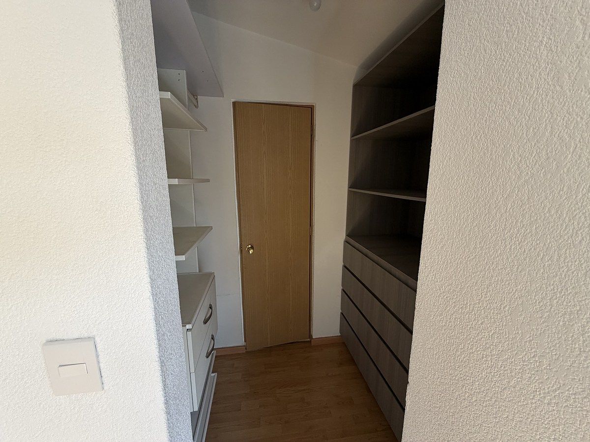 15 of 22: Walking clóset