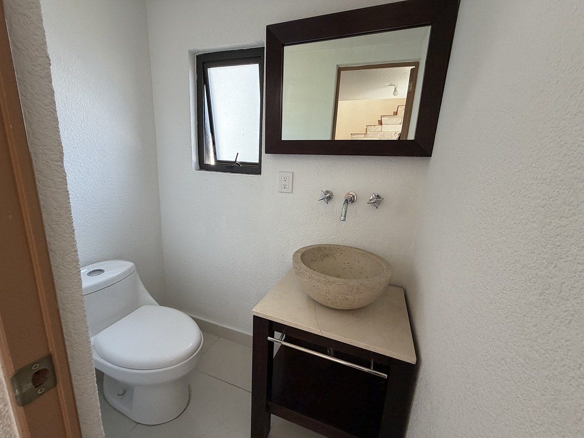 6 of 22: Baño de visitas