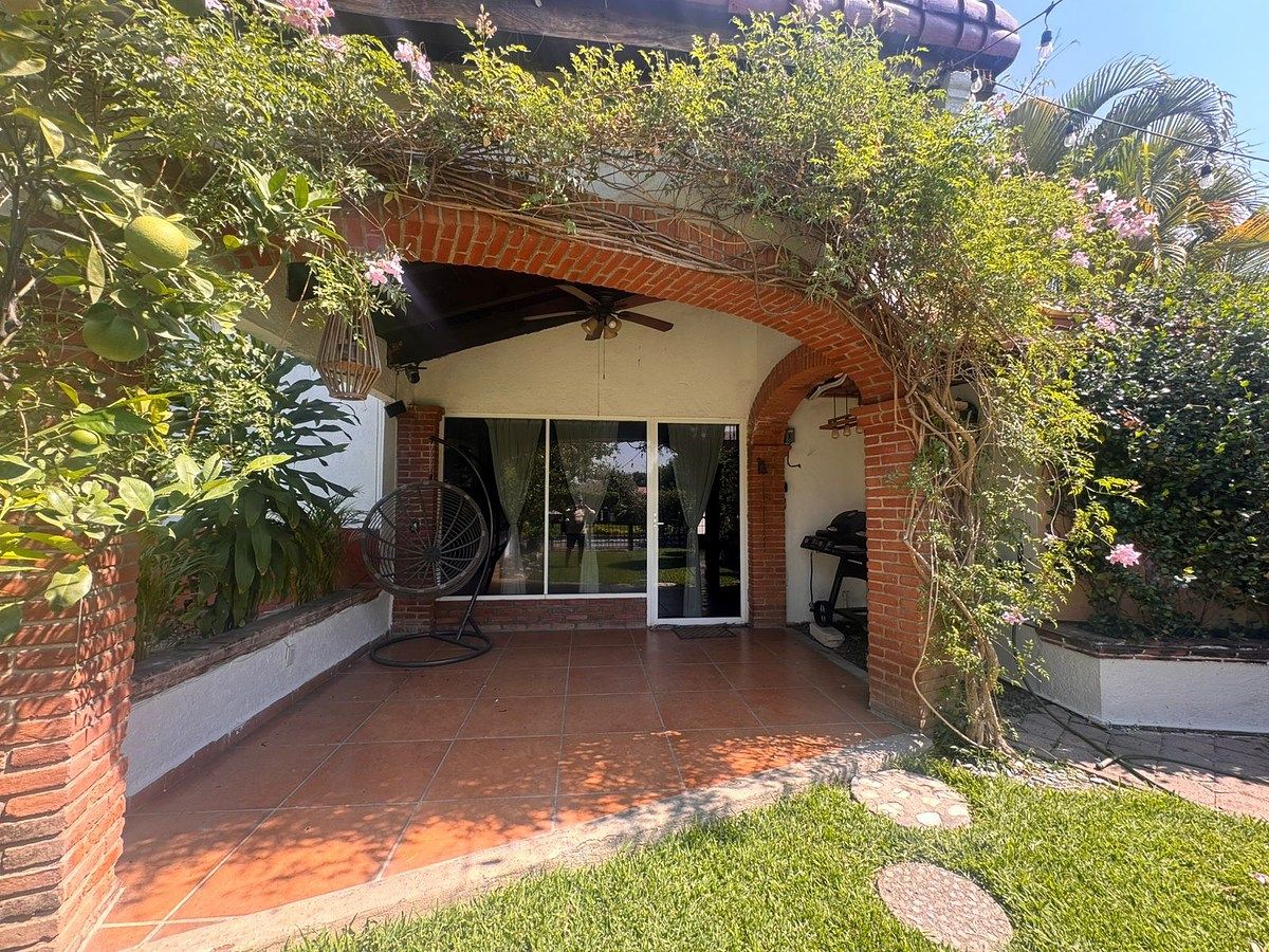 2 de 16: FACHADA CON TERRAZA