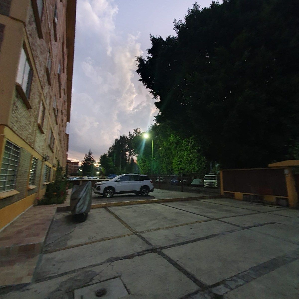 1 of 12: estacionamiento