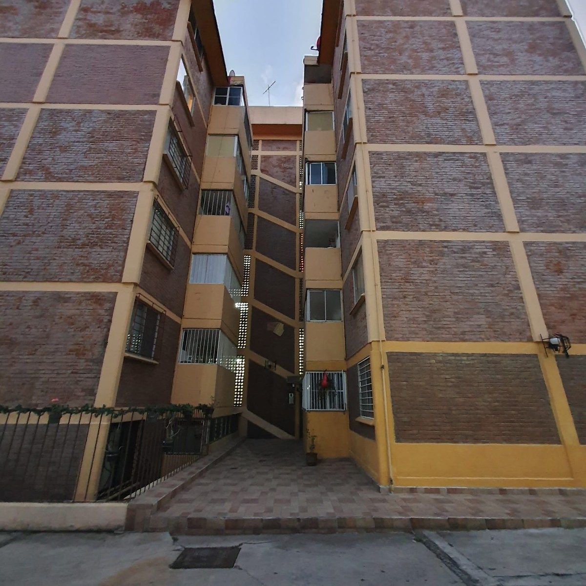 3 of 12: edificio