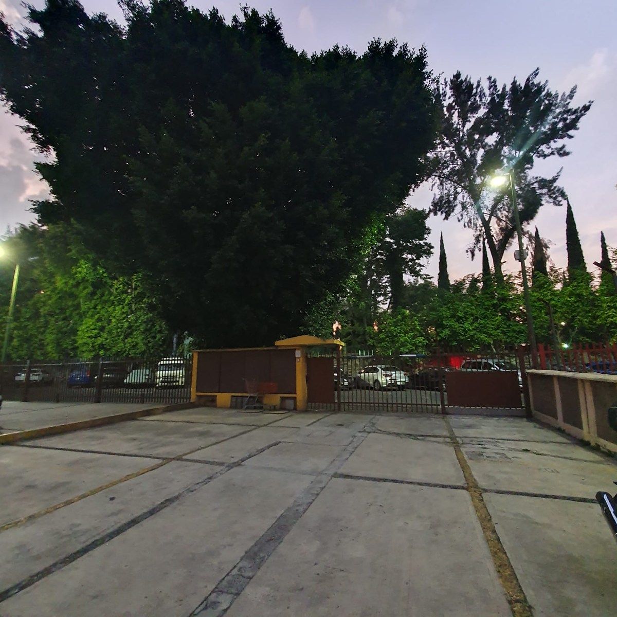 9 of 12: estacionamiento