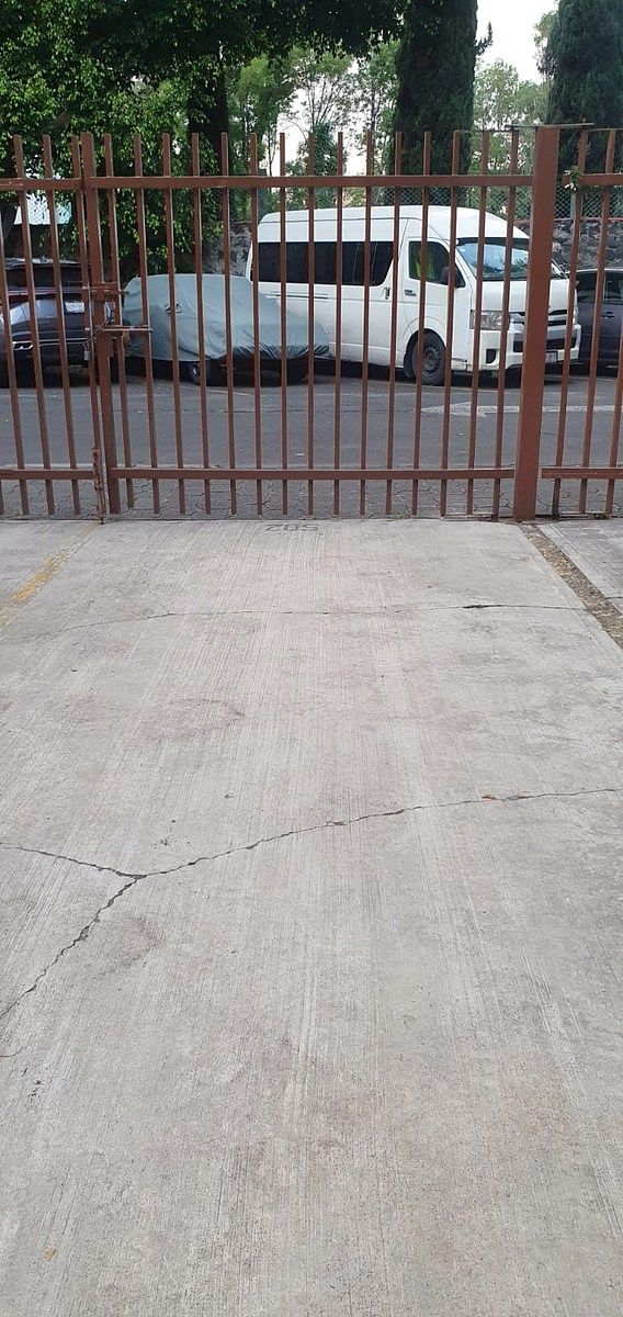 8 of 12: estacionamiento