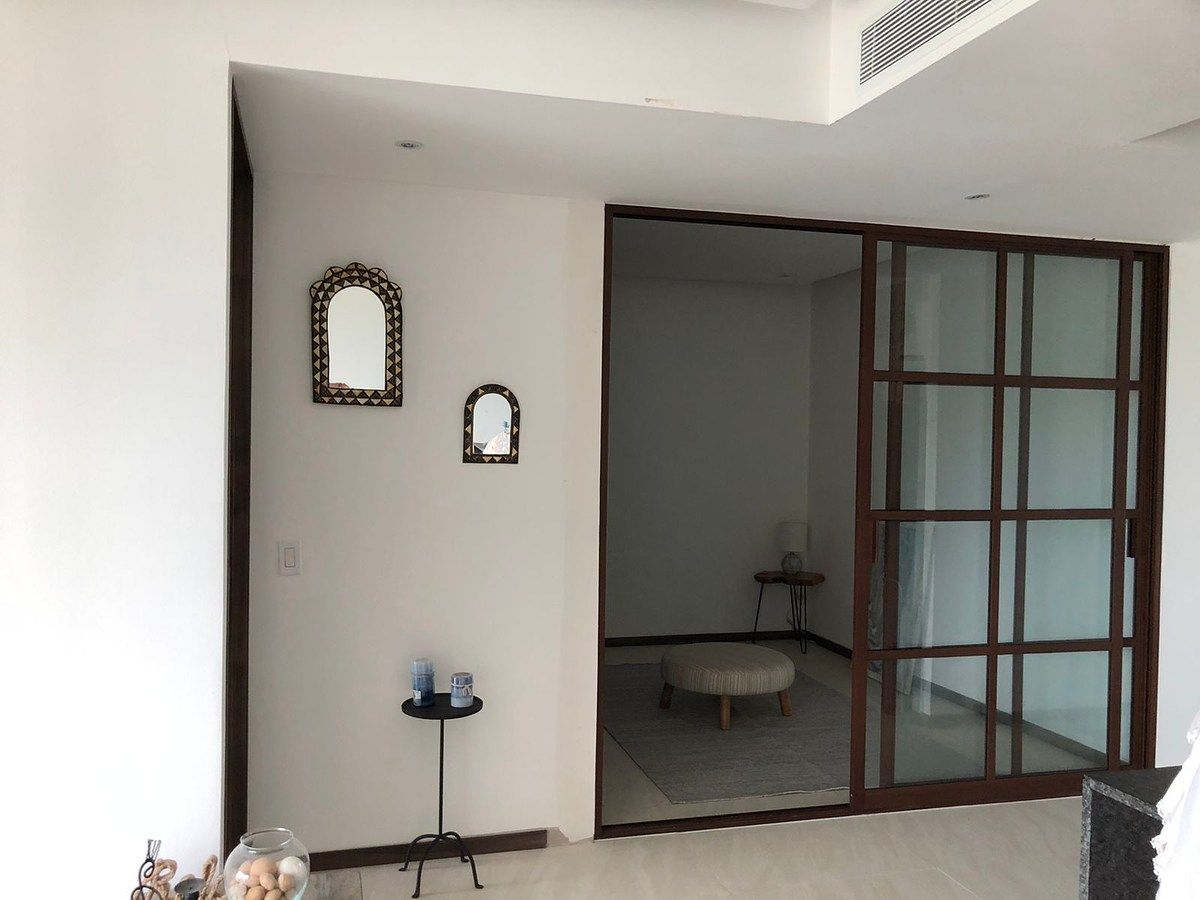 20 de 35: Estudio rediseñado con canceles de vidrio