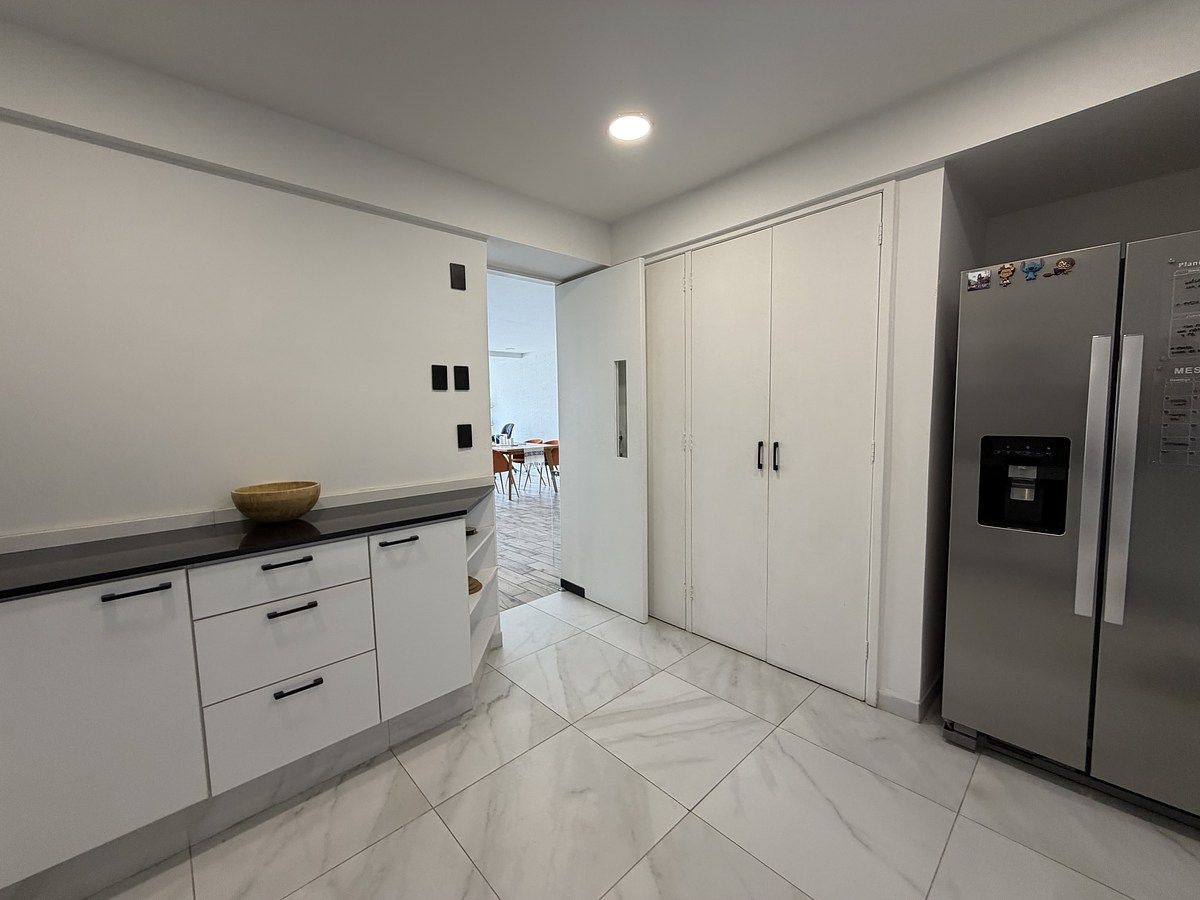 6 de 25: Cocina con barra de granito