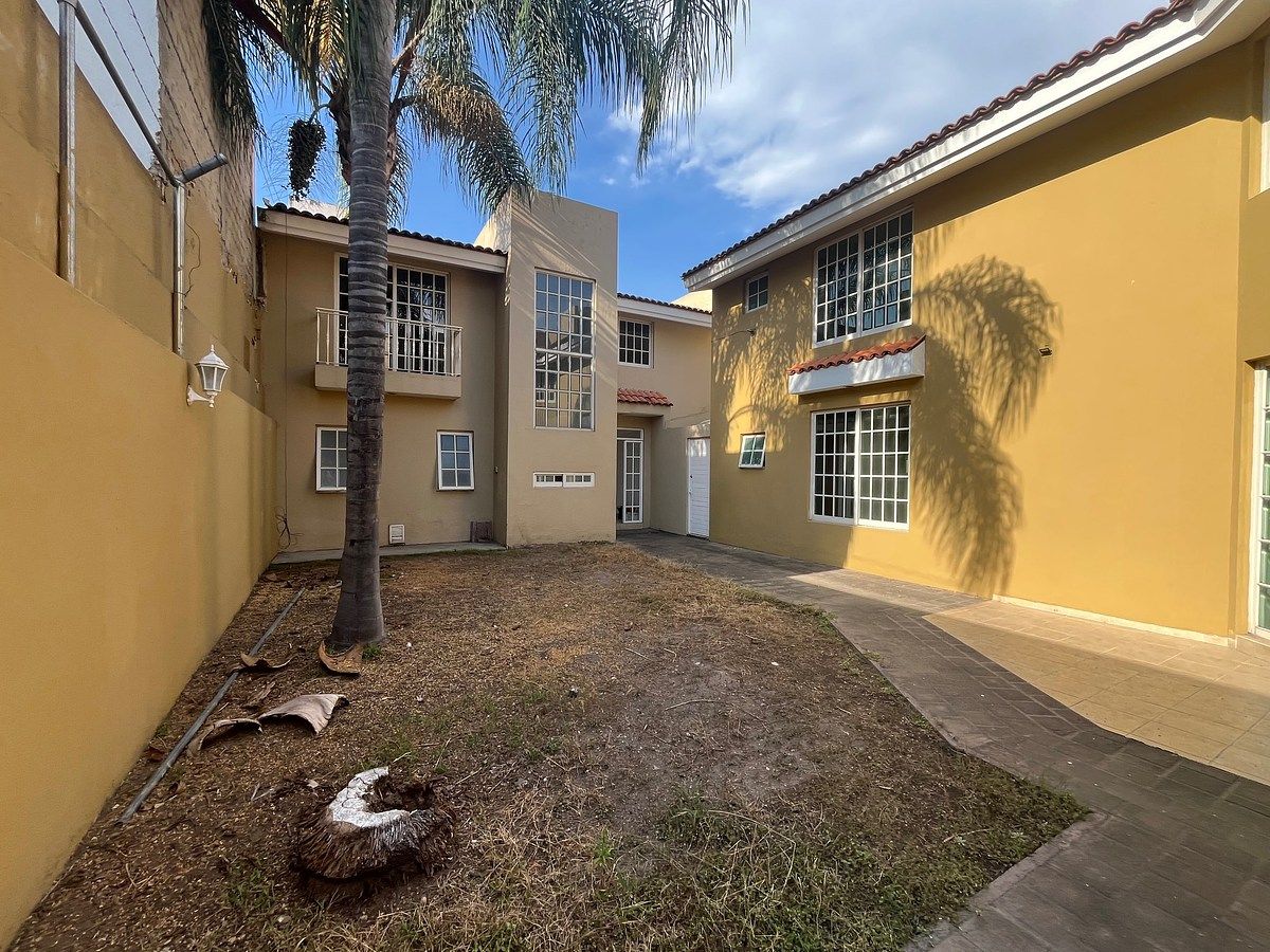 4 de 33: casa del fondo es casa uno