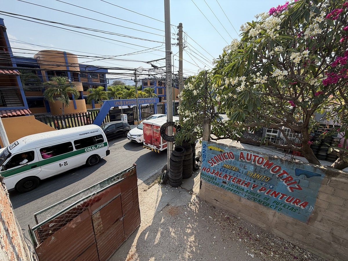 11 de 16: Frente a la universidad USAM