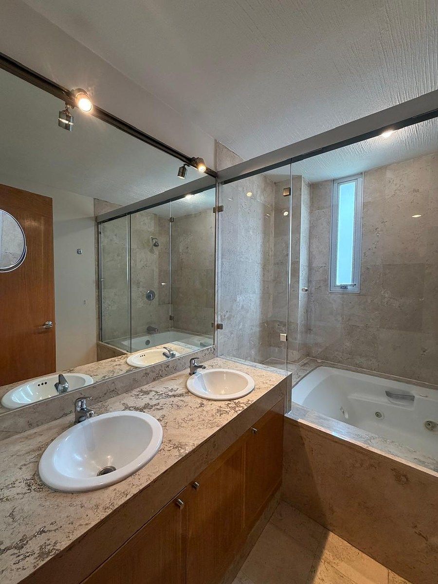 15 de 30: BAÑO CON JACUZI