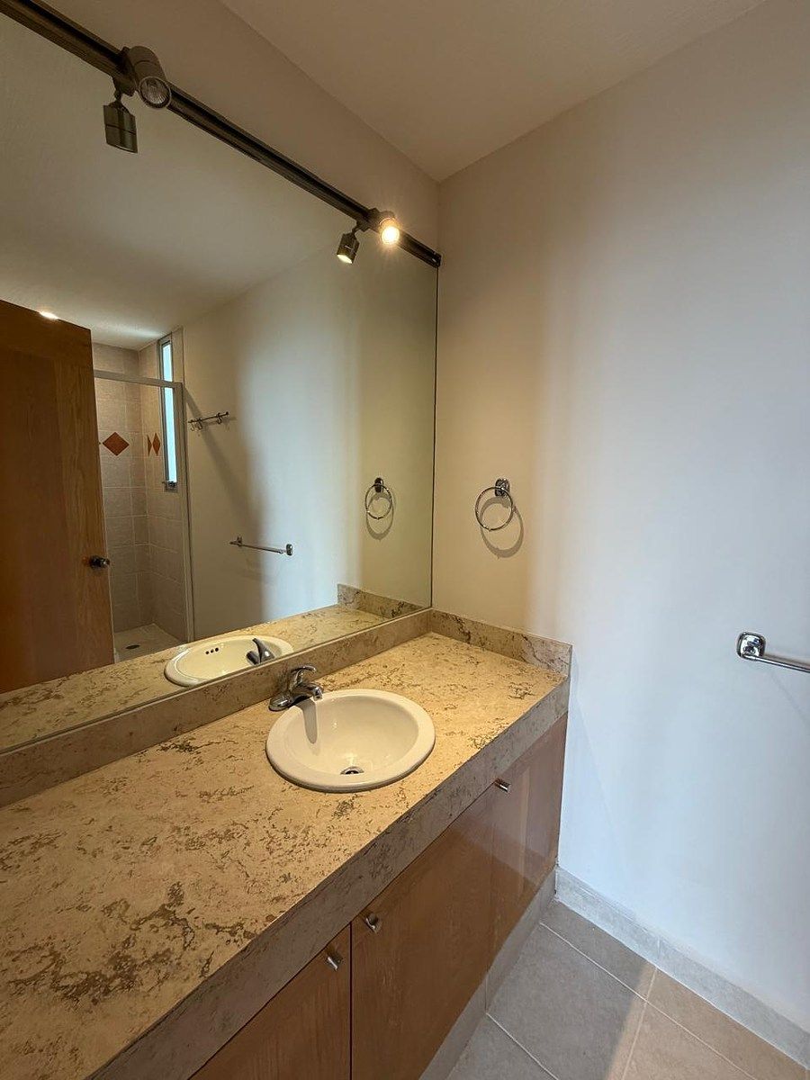 21 de 26: BAÑO DE RECAMARA