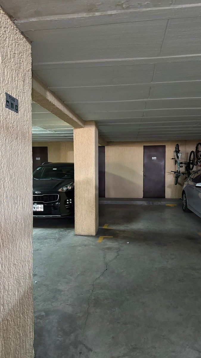 28 de 30: ESTACIONAMIENTO TECHADO