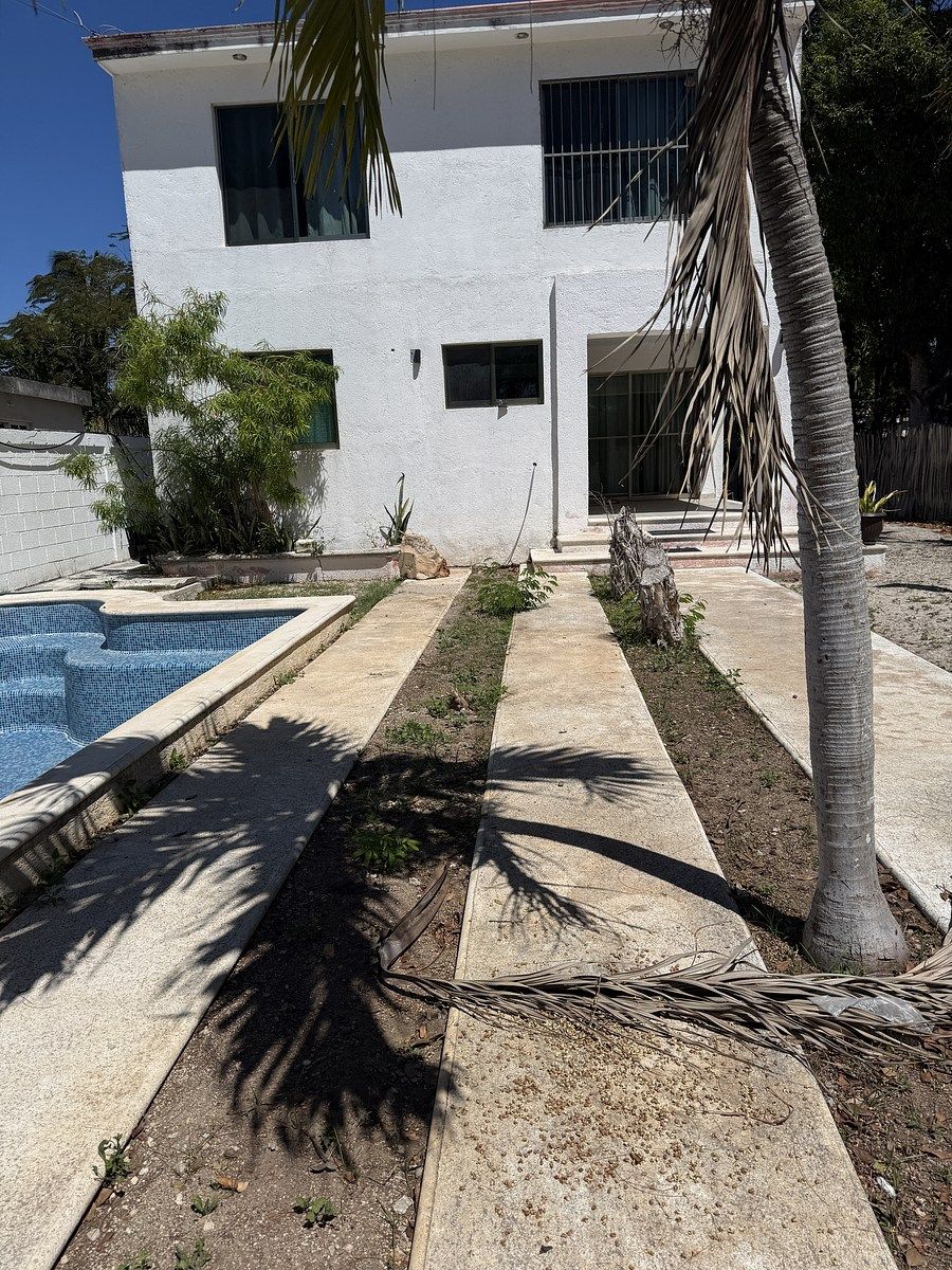 2 of 13: Frente y picina