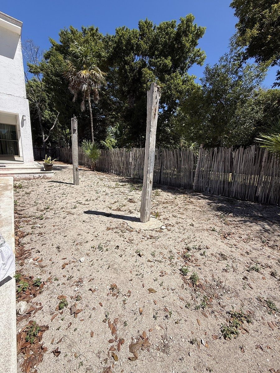 4 of 13: Frente o estacionamiento