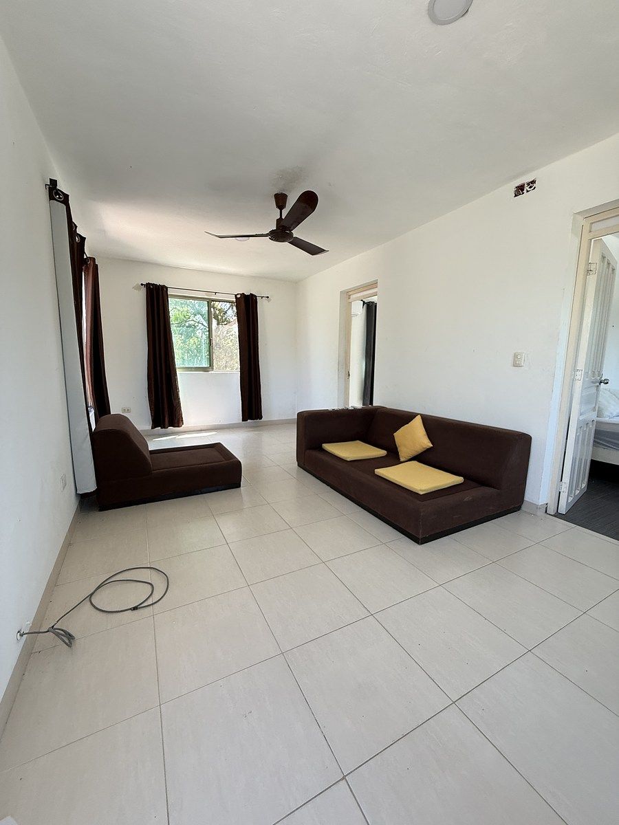 8 of 13: Sala Planta alta entre las recámaras