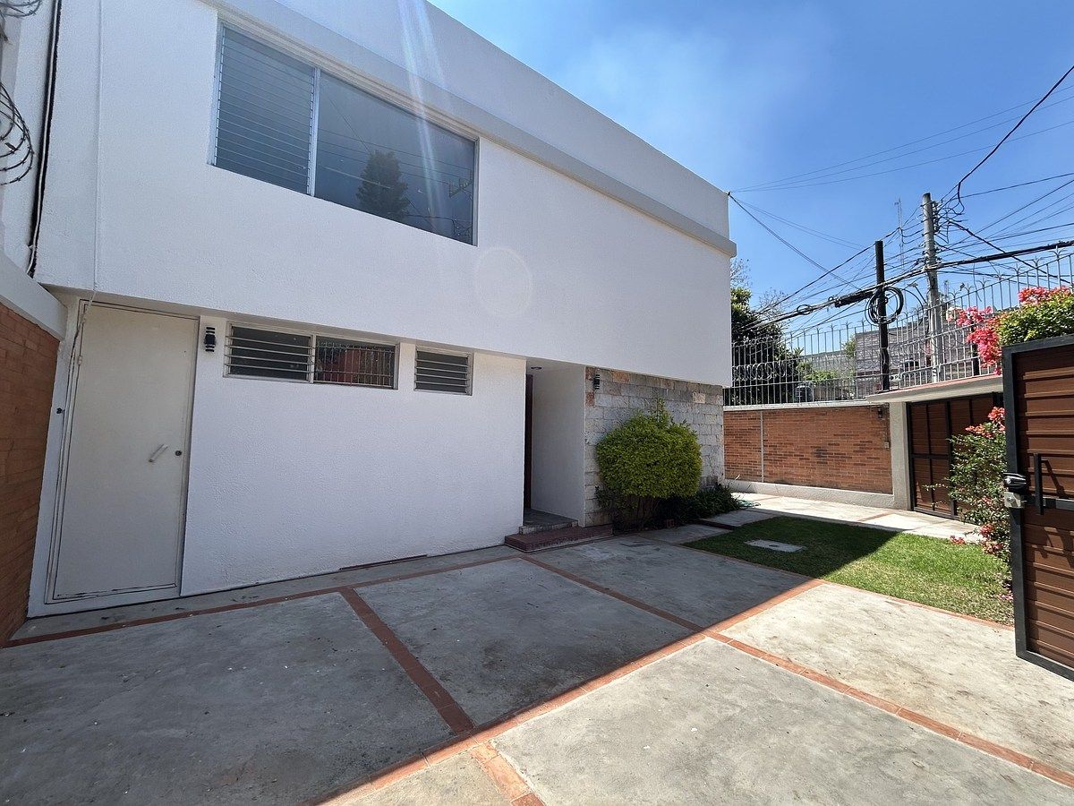 1 de 9: Casa con uso oficina en Toriello Guerra Rayo Vende ®