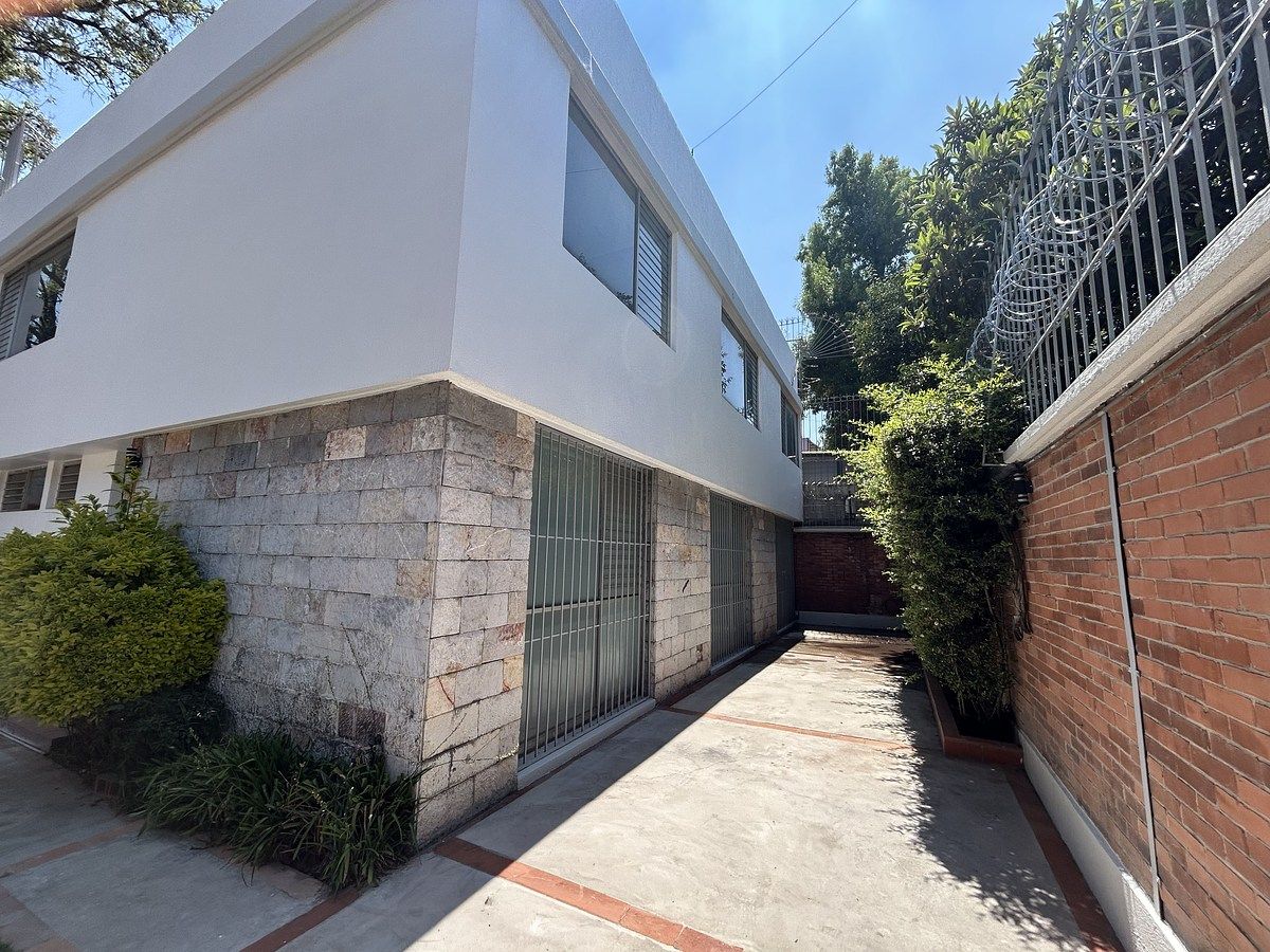 2 de 9: Casa con uso oficina en Toriello Guerra Rayo Vende ®