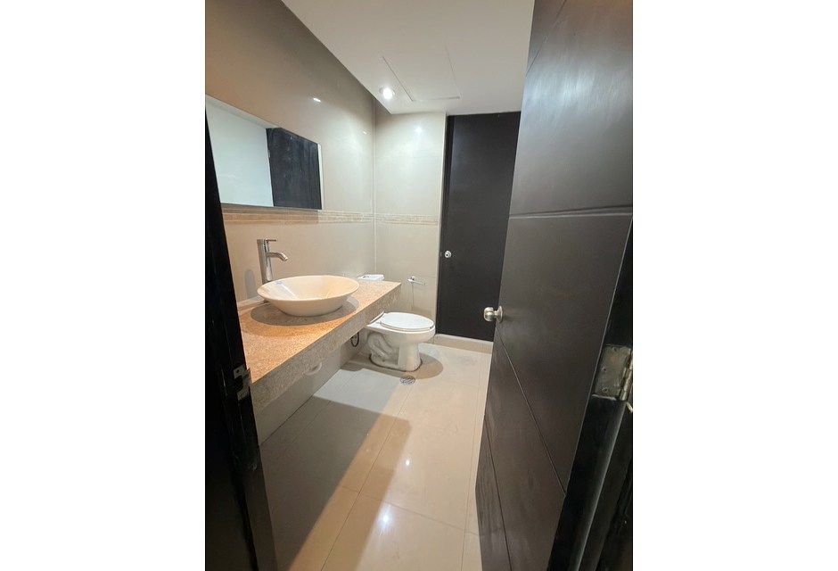 9 of 17: Medio baño área social