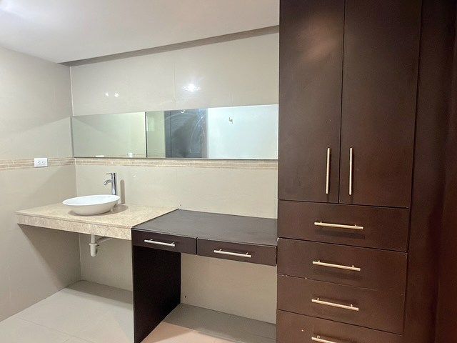 12 of 17: Vista lavabo rec. principal