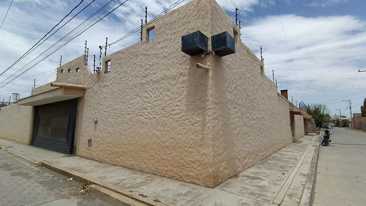 1 of 40: Casa ubicada en esquina.