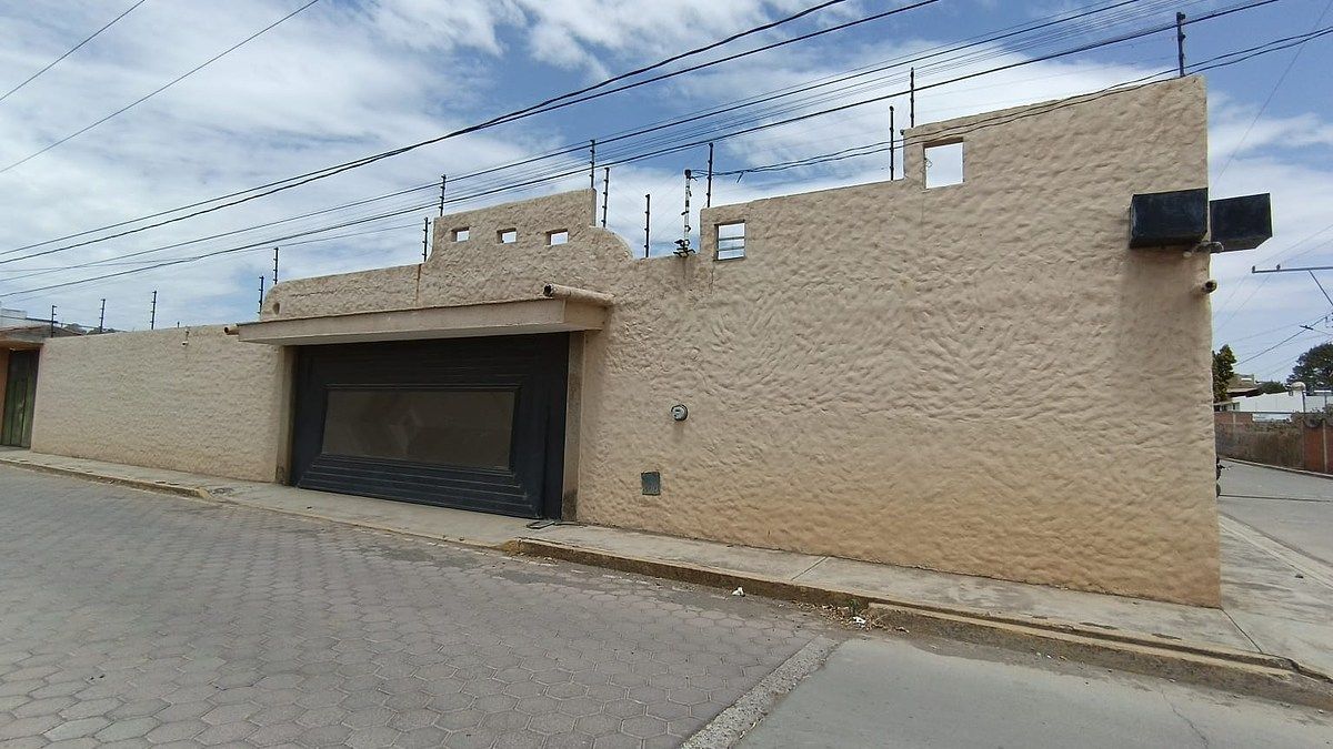 2 of 40: Fachada vista a calle, entrada a la cochera.