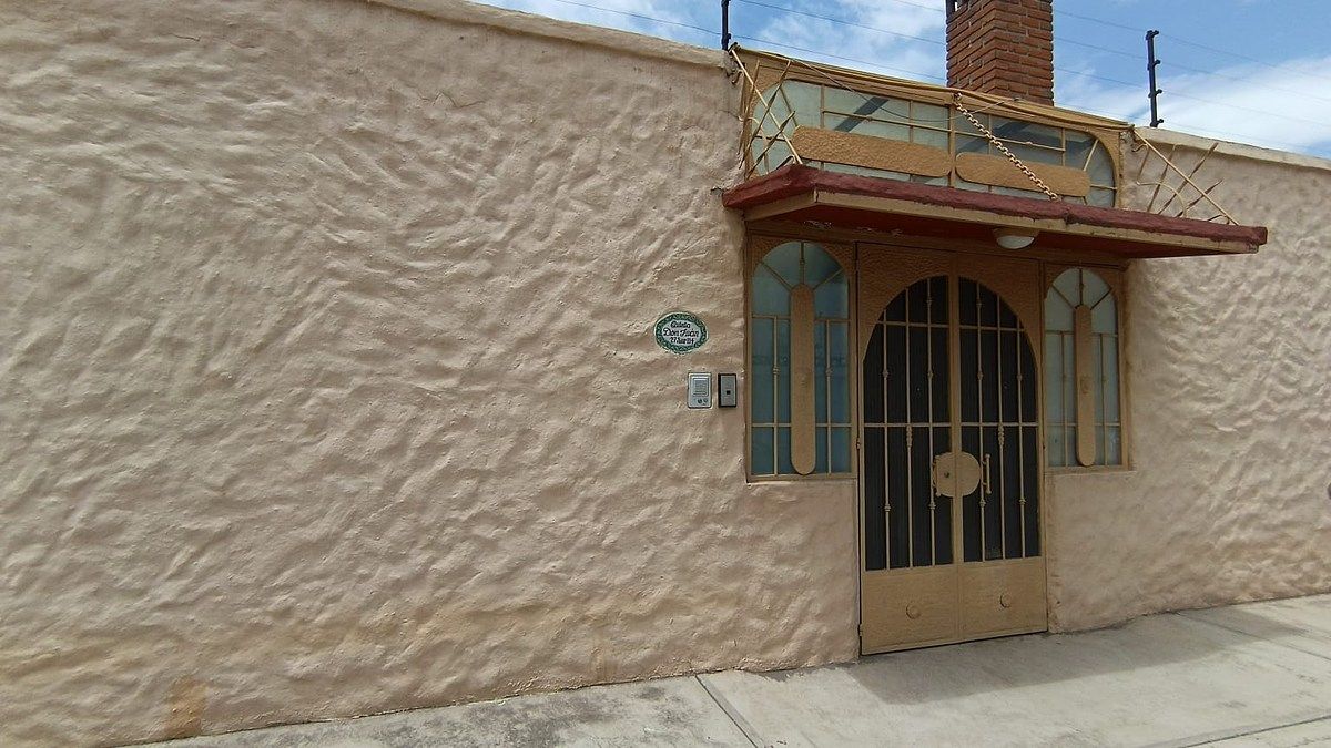 3 of 40: Entrada principal vista a calle.