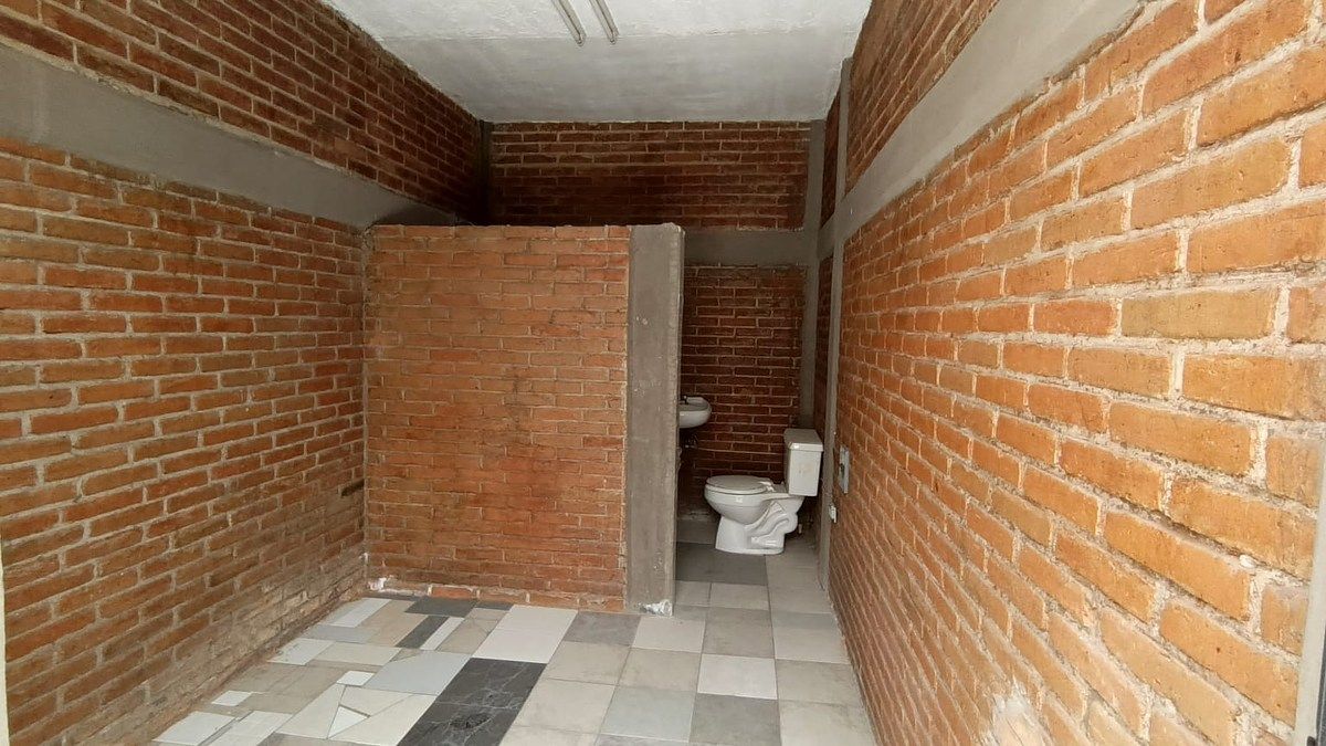 10 of 40: Cuarto de servicio con baño completo