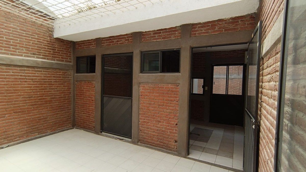 9 of 40: Acceso al área de lavado y cuarto de servicio.