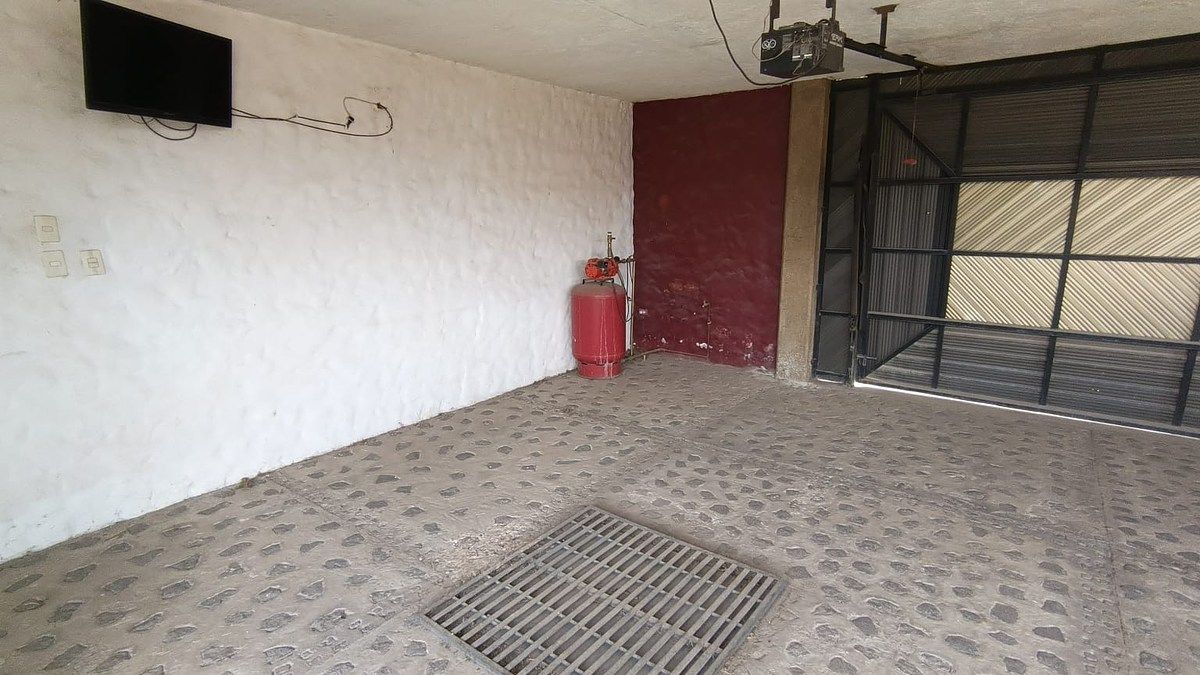 18 of 40: Cochera y cisterna