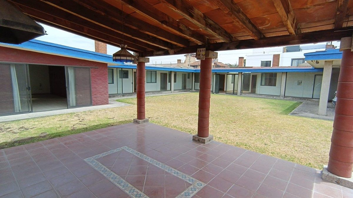 23 of 40: Vista desde palapa a toda la casa