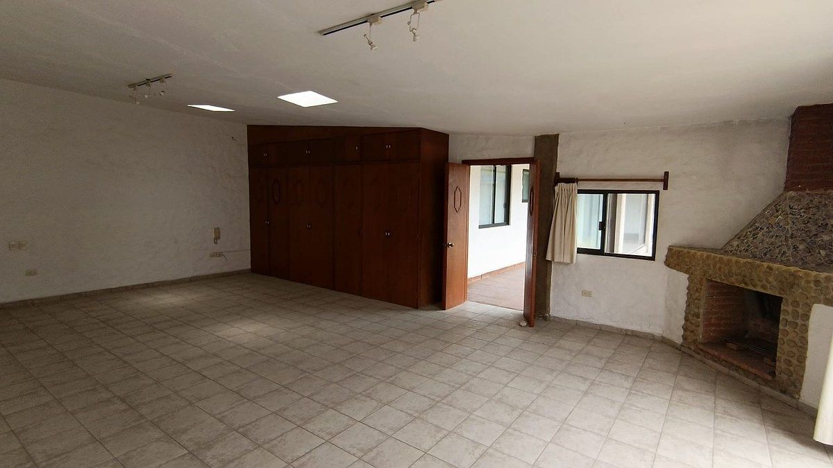 26 of 40: Recamara Principal con Chimenea