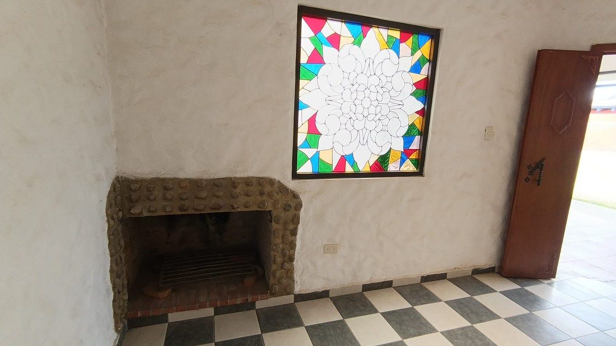 15 of 40: Chimenea y vitral