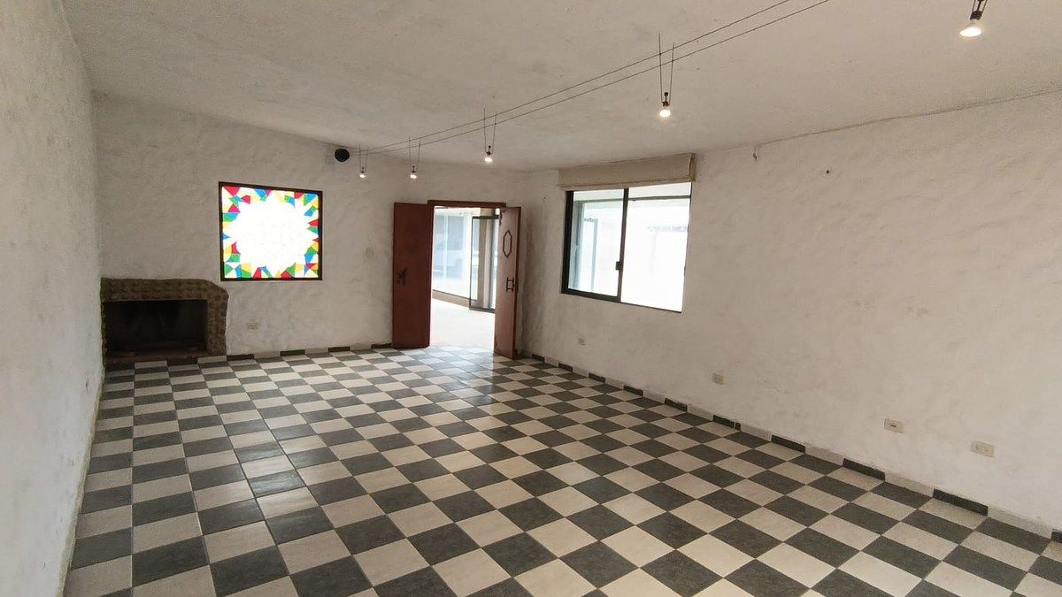 14 of 40: Sala-Comedor, con chimenea, vitral