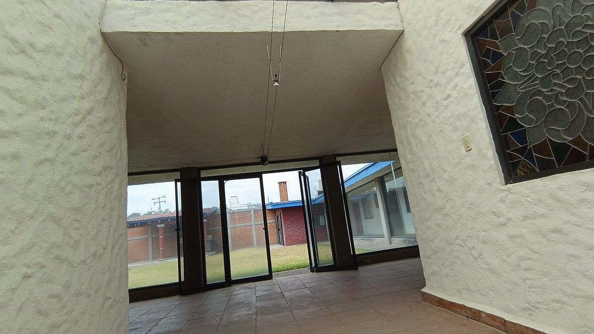 4 of 40: Vista entrada a la casa