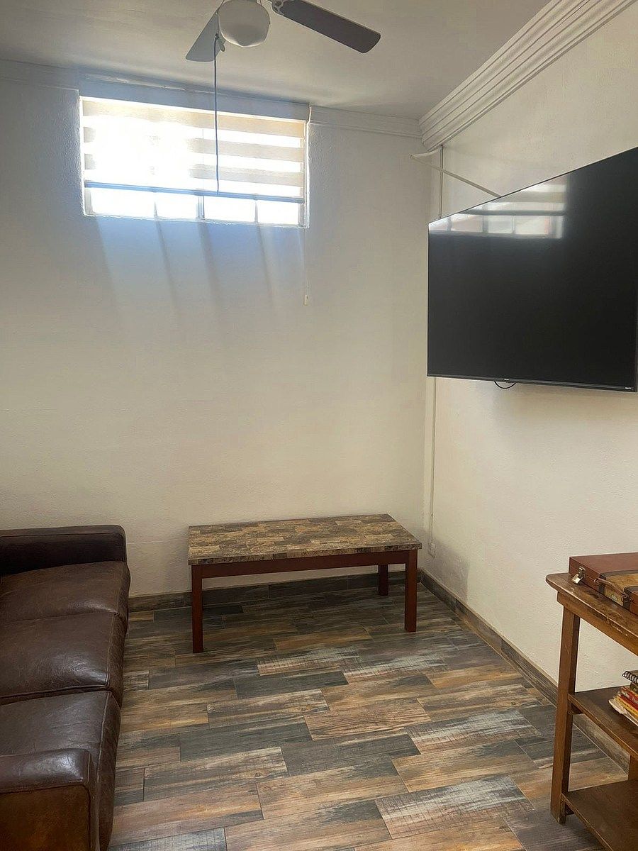 4 de 6: Sala de dores con tv