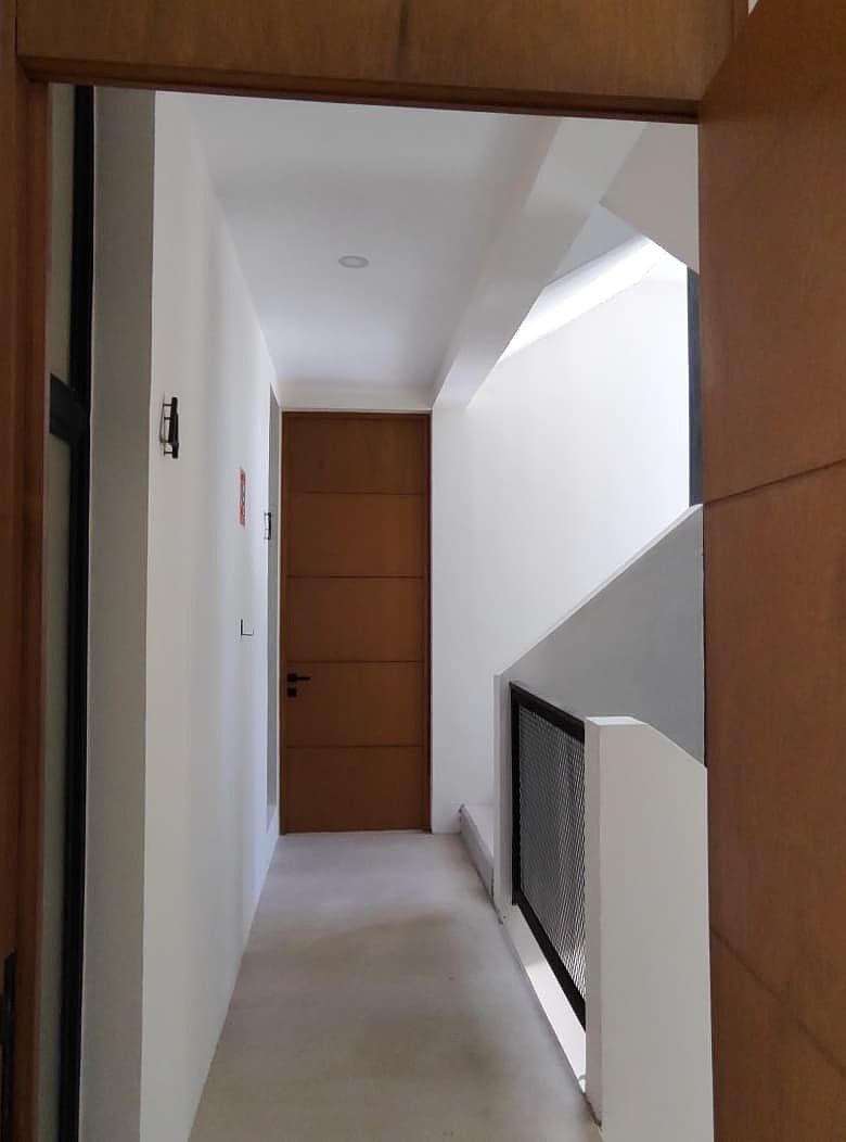 8 of 23: Puerta acceso al departamento