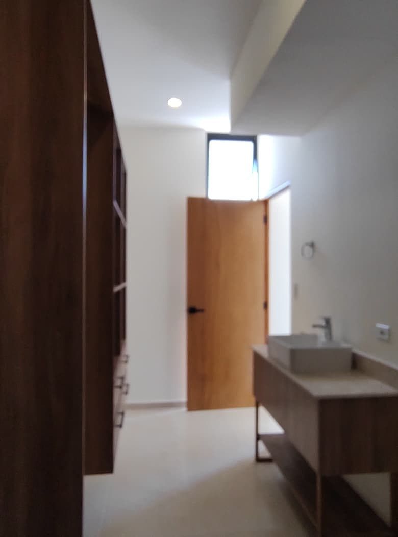 18 of 23: closet y baño