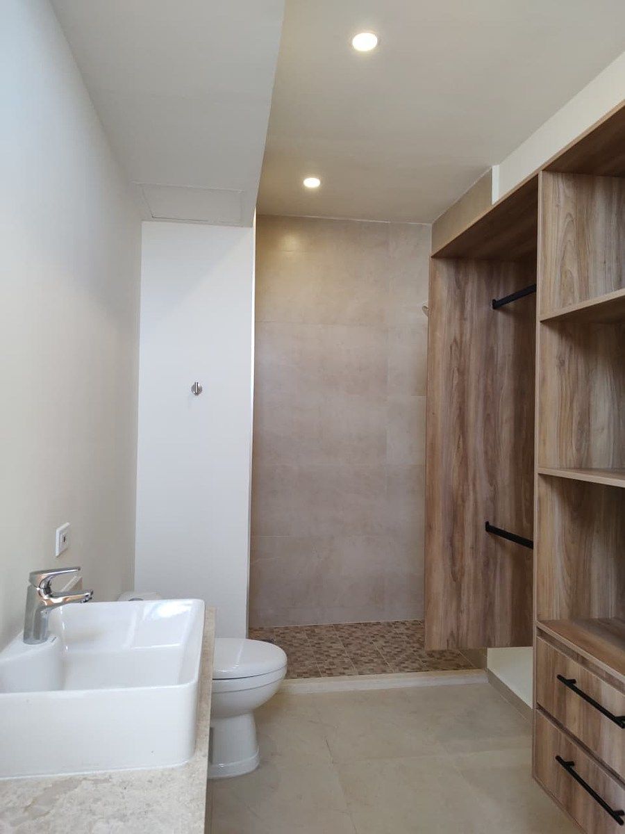 16 of 23: Closet  vestidor y baño