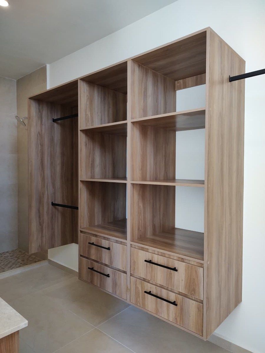 17 of 23: Closet vestidor